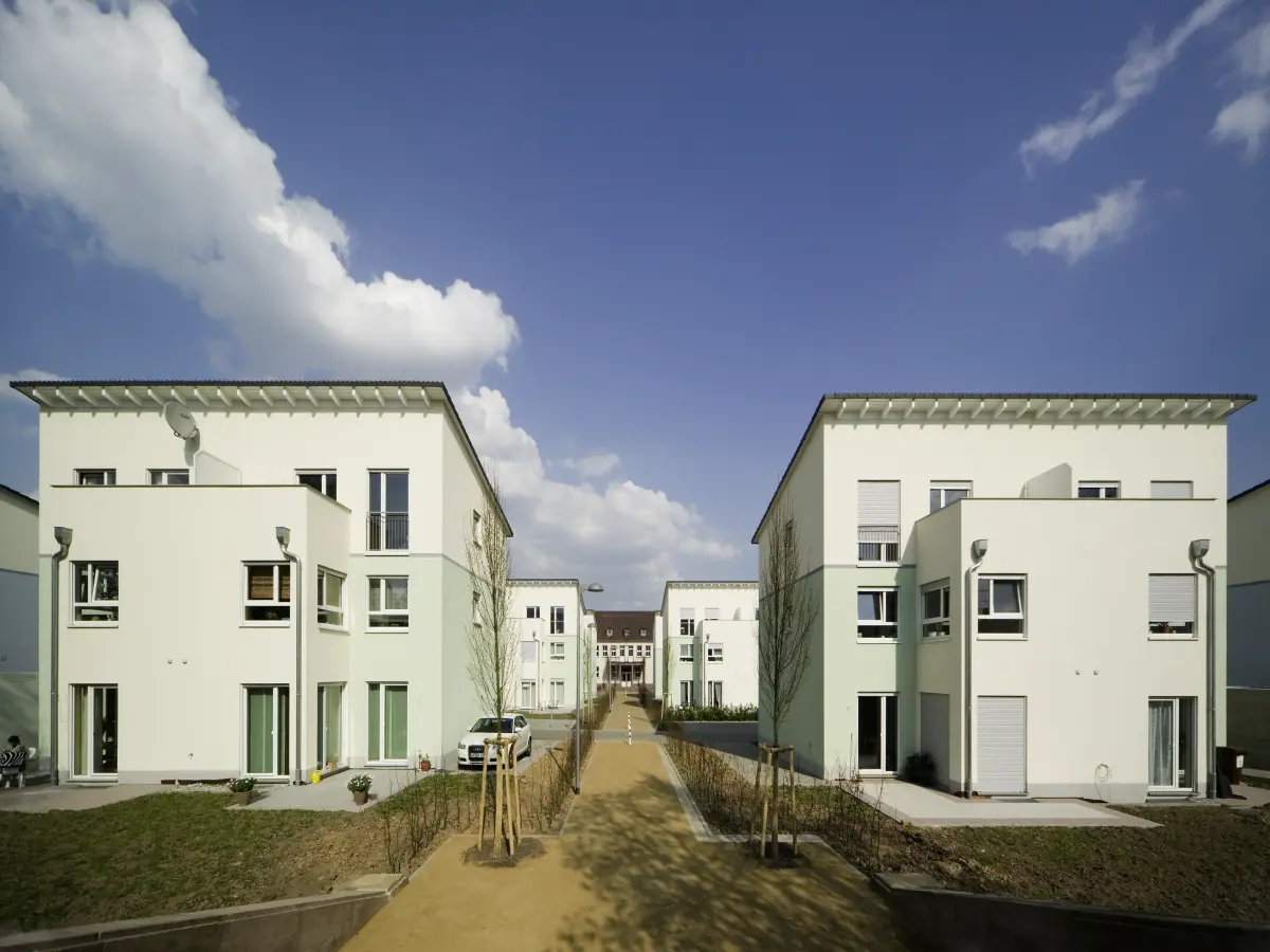 ein Wohnkomplex mit begrünter Fassade
