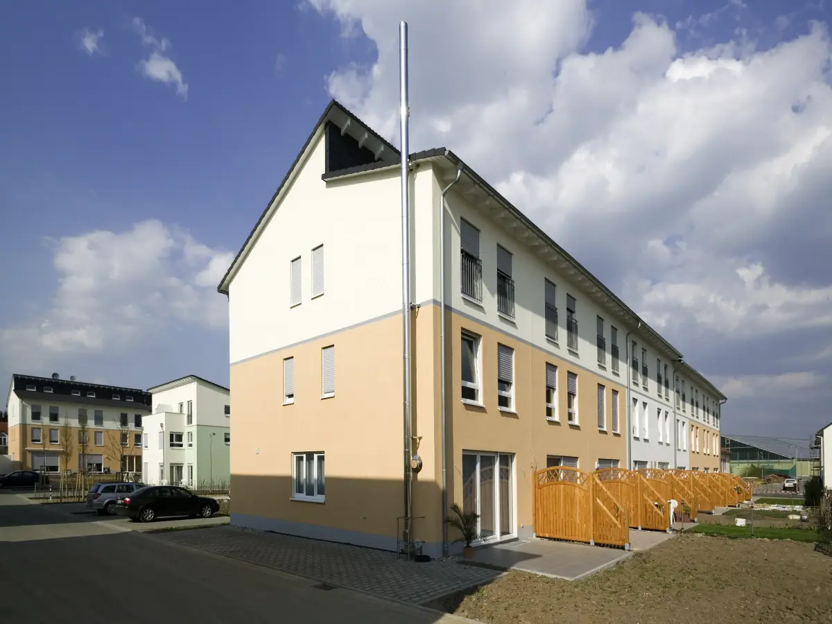 Gebäude mit grüner und oranger Fassade