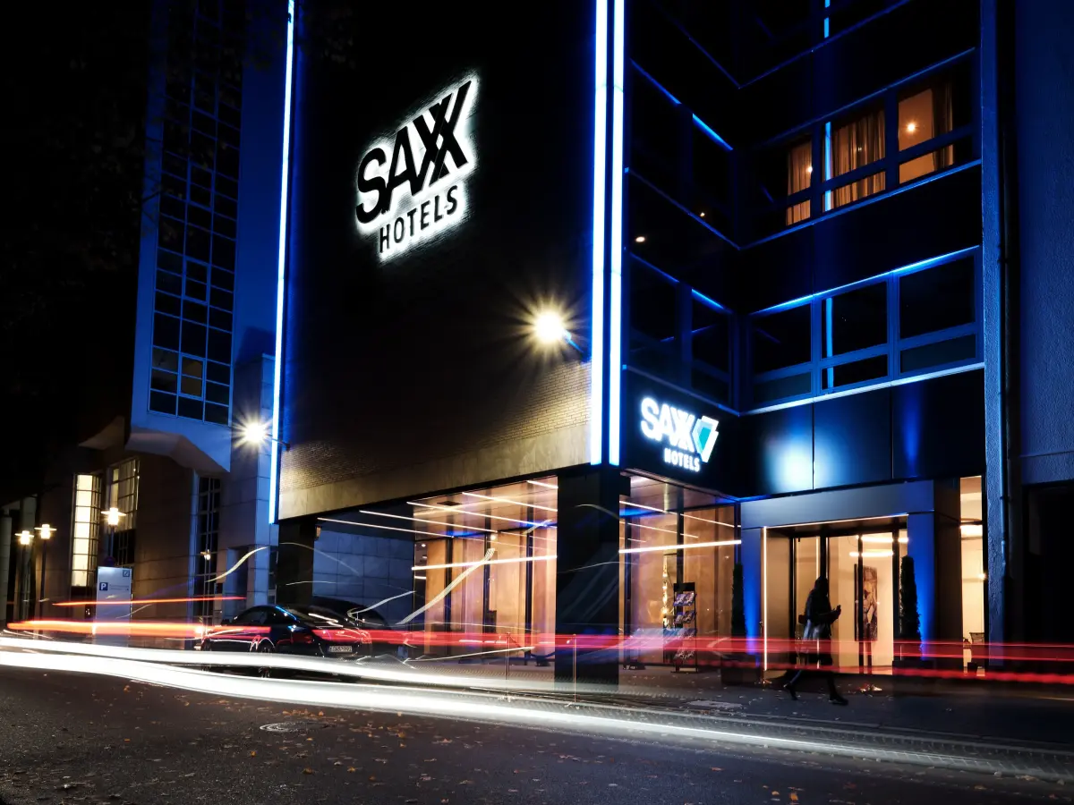 Fassade eines Hotels bei Nacht