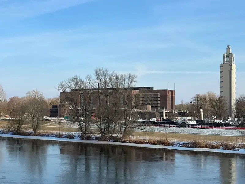 Zu sehen ist die Stadthalle in Magdeburg