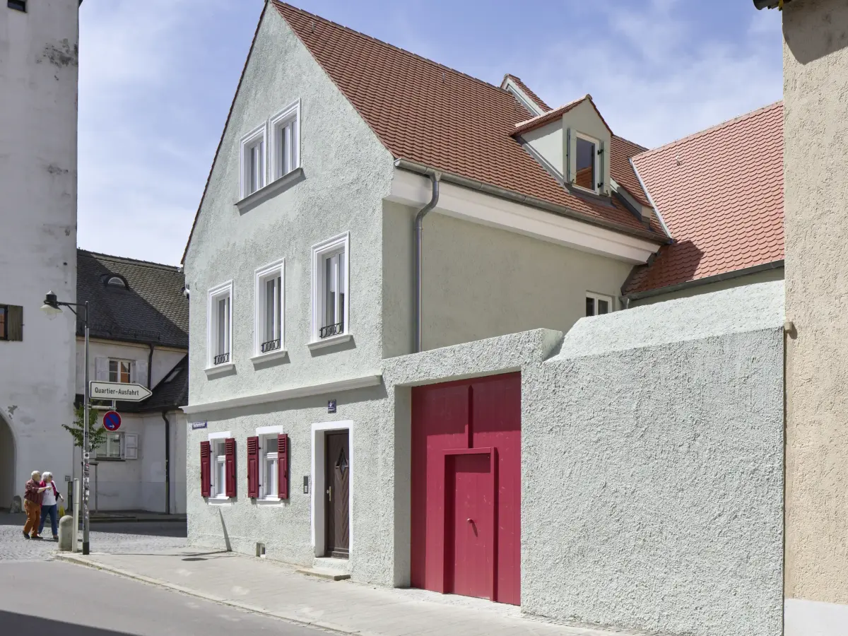 Straßenfassade mit Taschentorturm