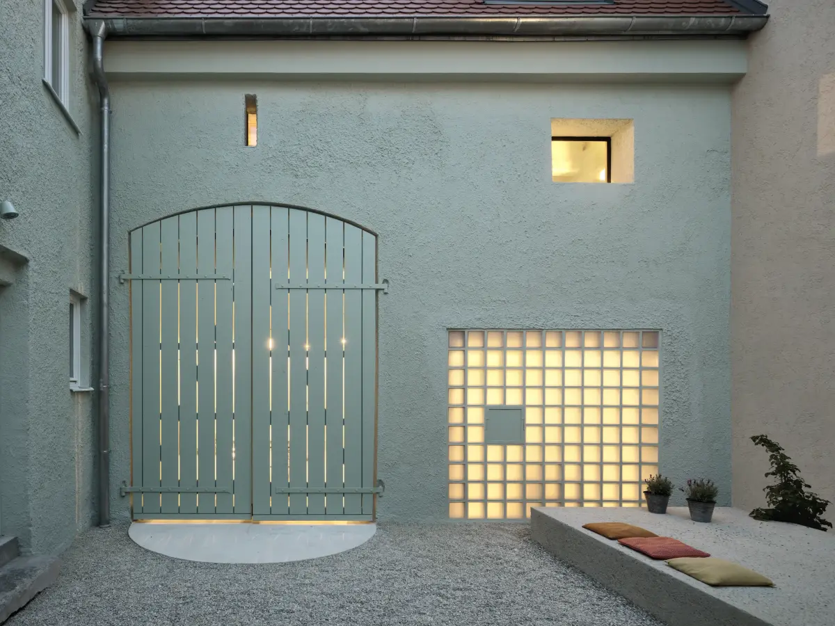 Südfassade in einem Pastelgrünton