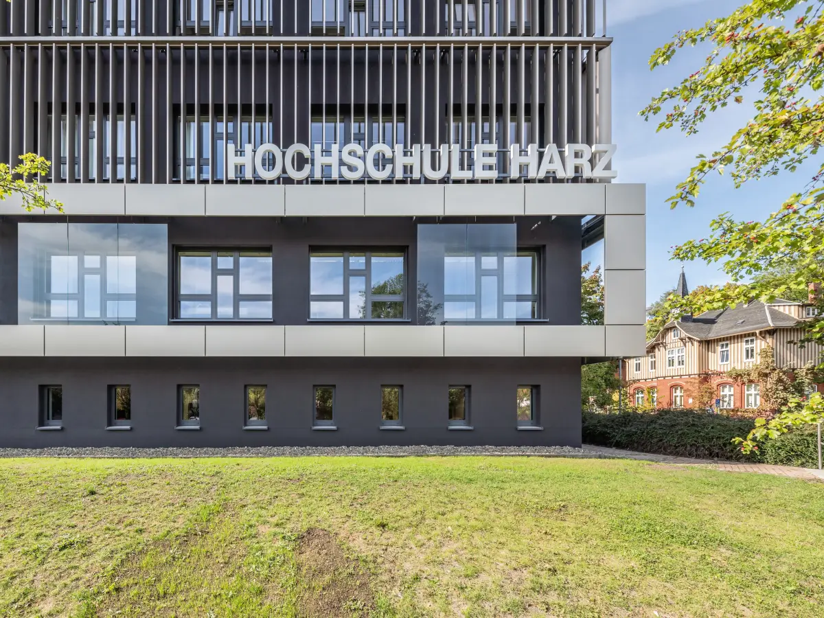 Schriftzug Hochschule Harz am Gebäude