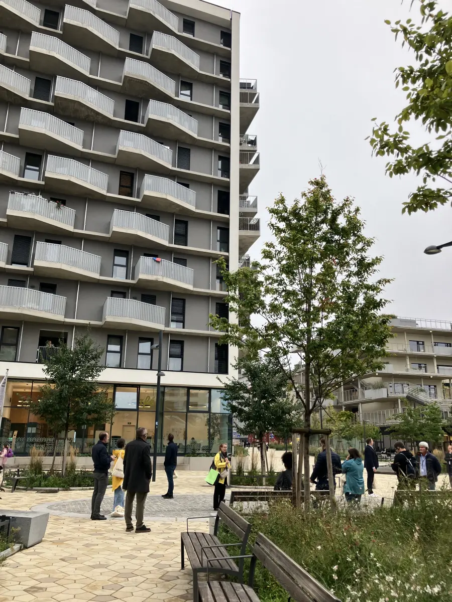 Menschen vor einem Gebäude