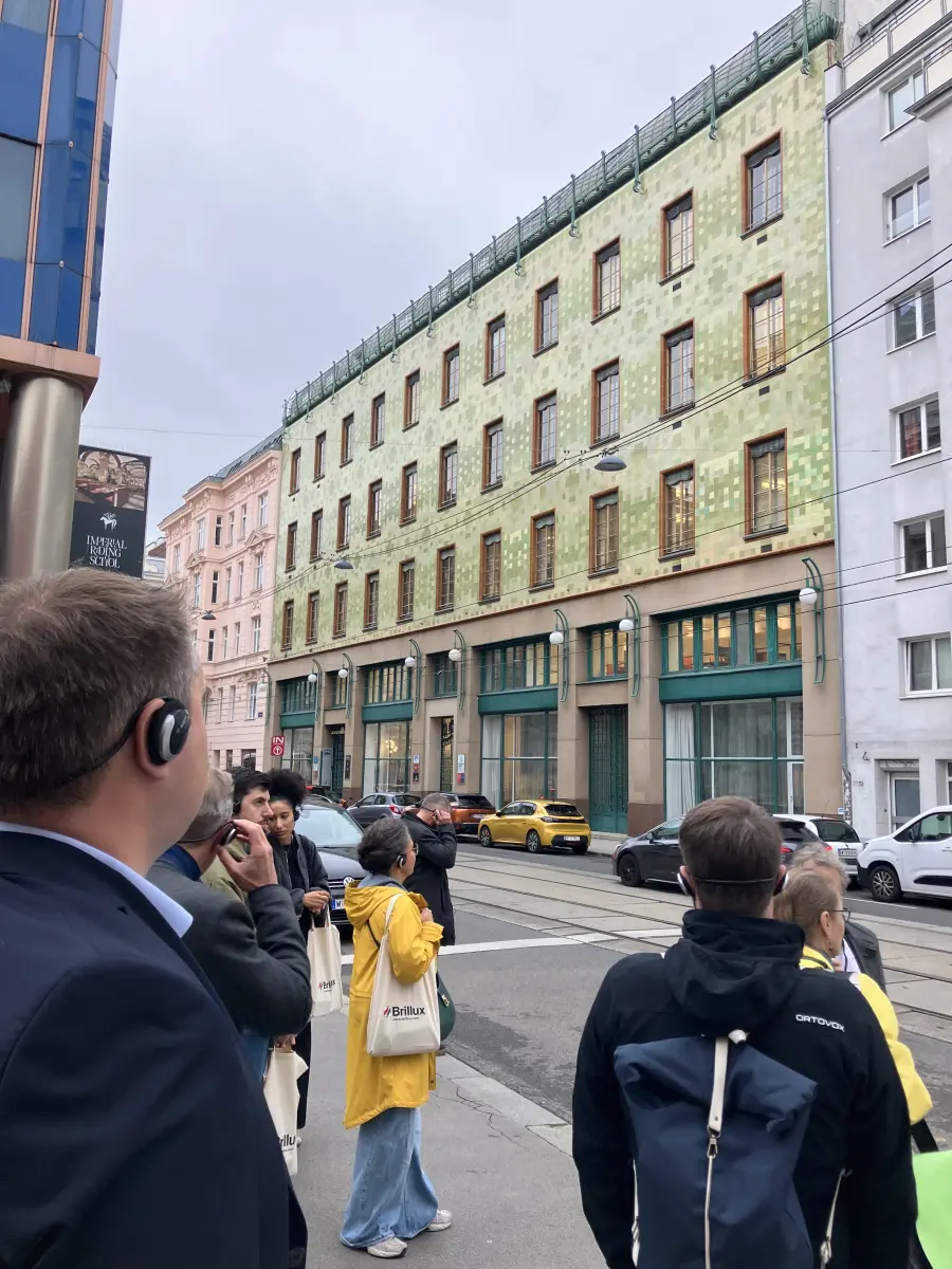 Ein buntes Gebäude in der Innenstadt