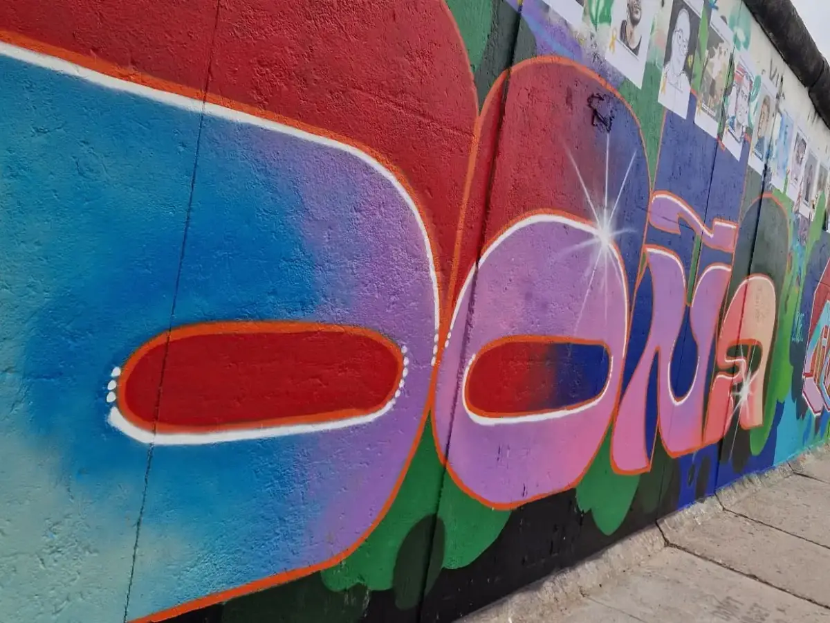 Buntes Grafitti an einer Wand