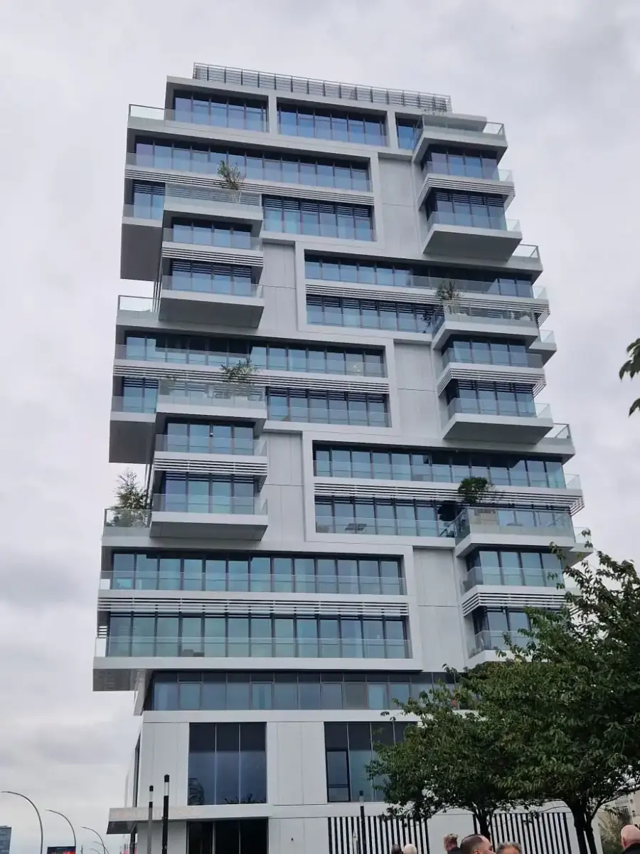 Hohes weißes Gebäude mit vielen Glasfenstern