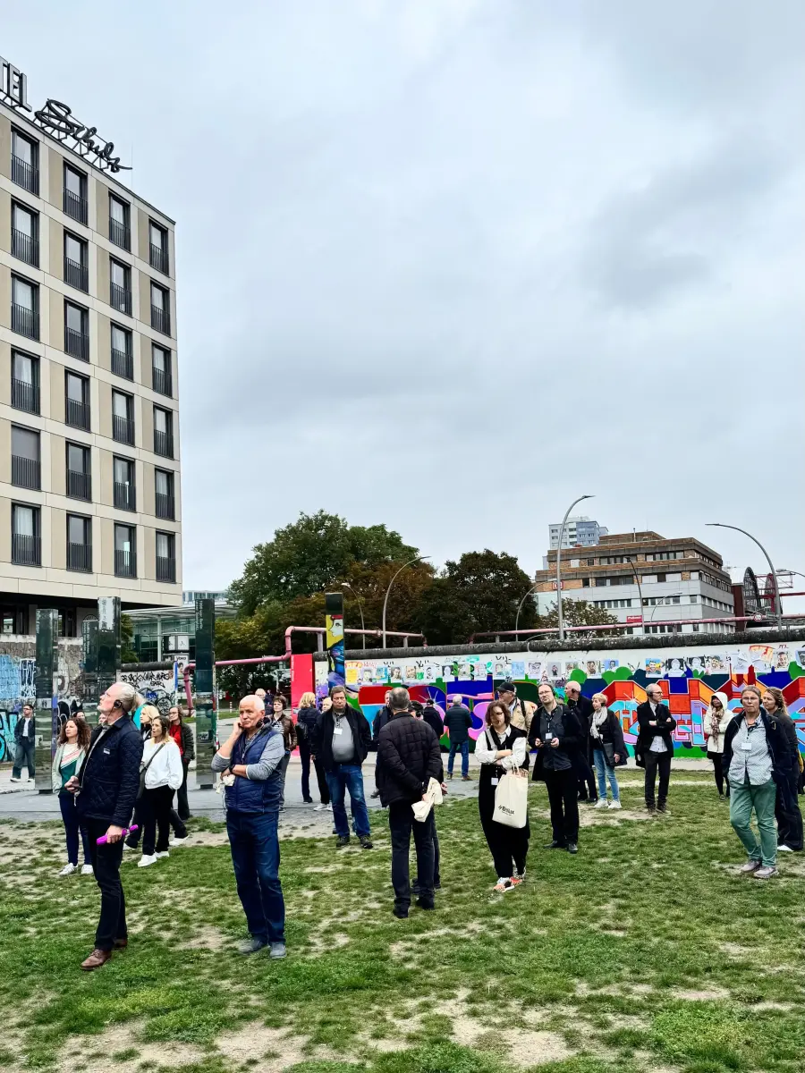 Viele Menschen auf einer Wiese