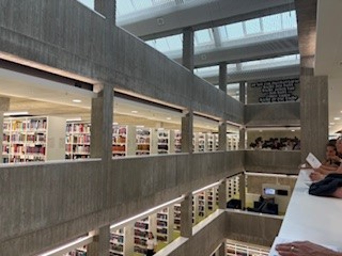 Bibliothek mit viel Beton von Innen