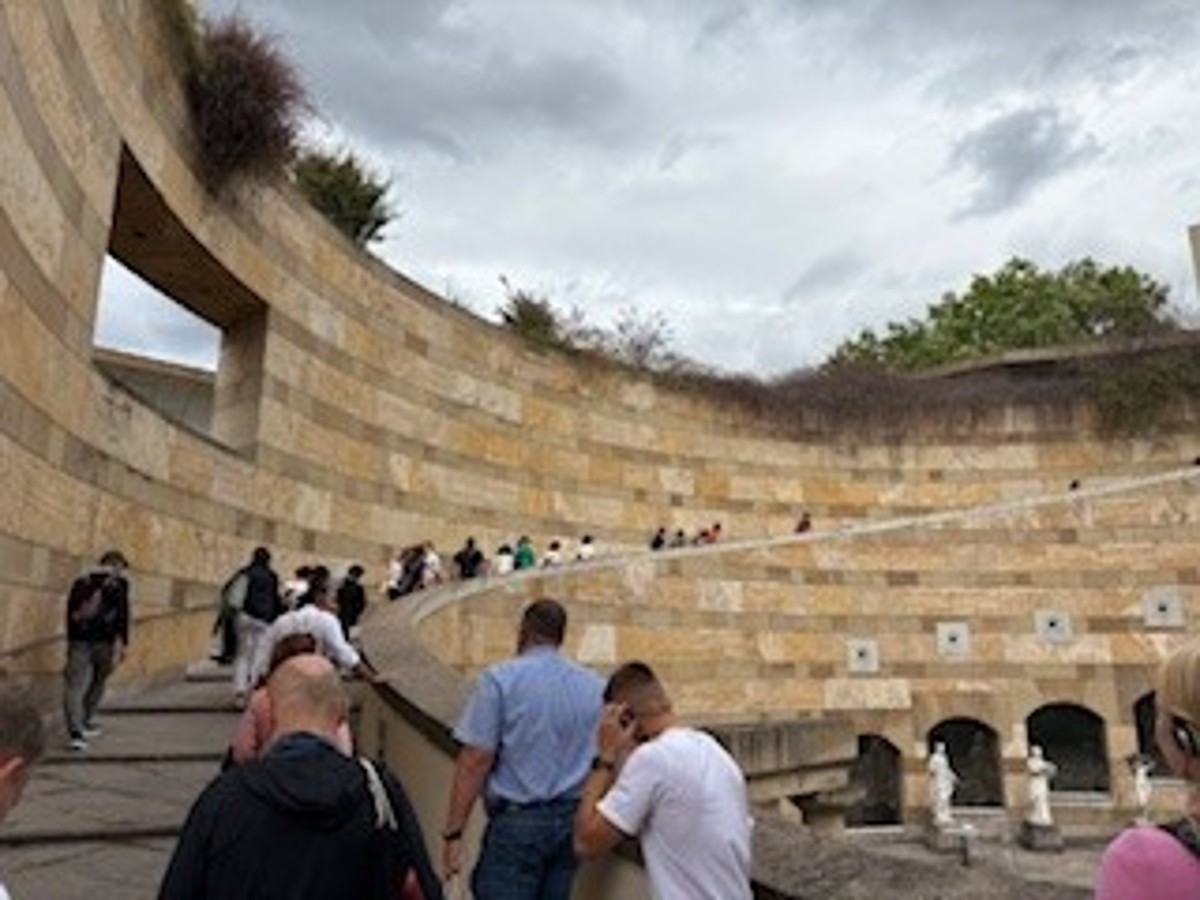 Eine Gruppe von Menschen geht eine Treppe hinauf.