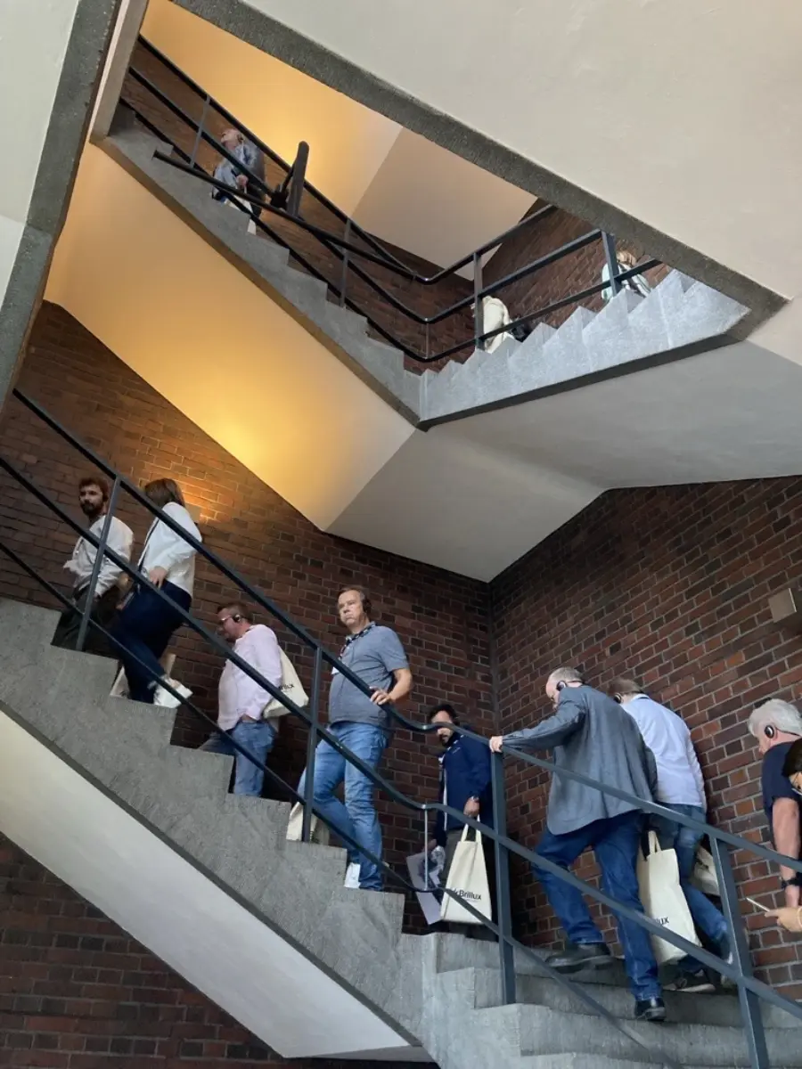 Menschen in einem Treppenhaus im Campus
