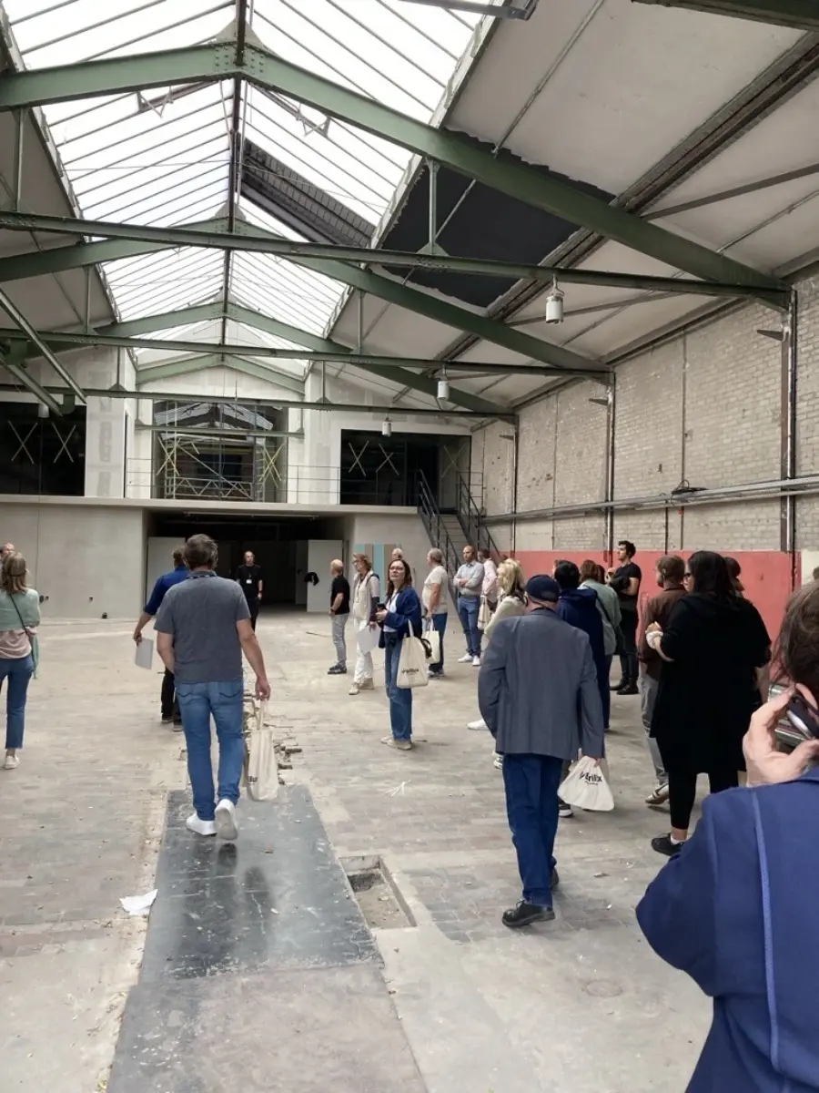 Menschen gehen durch eine Halle