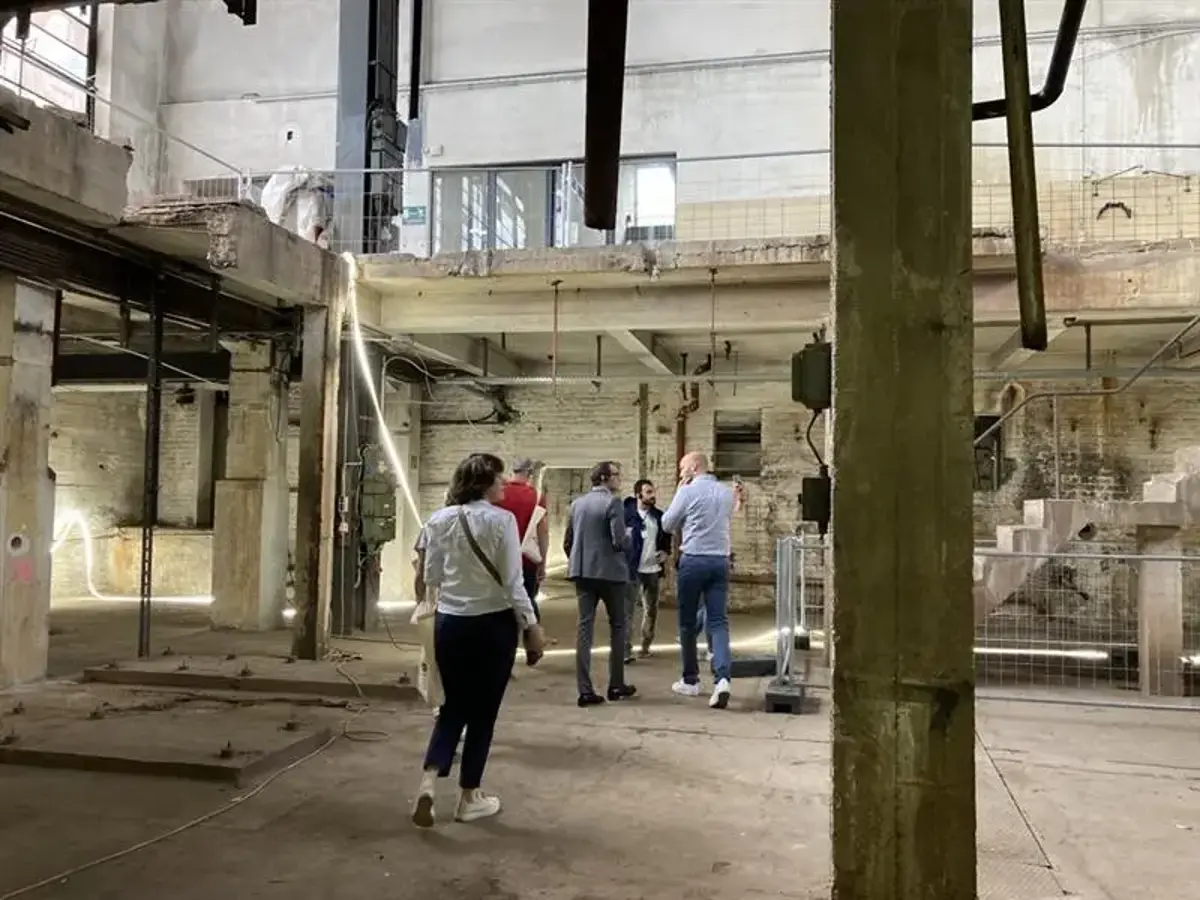 Menschen in einem renovierungsbedürftigen Teil des Campus