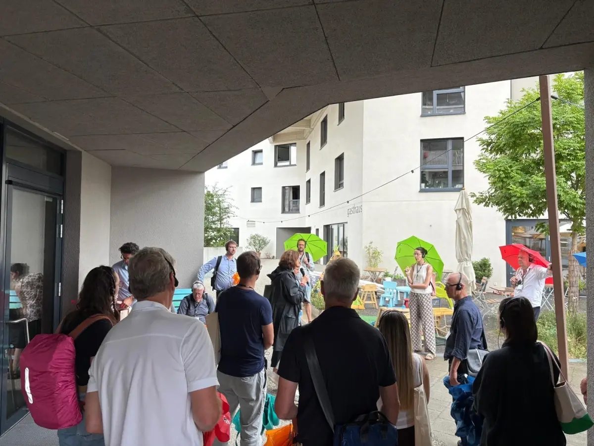 Gruppe Menschen bei der Nachmittagsarchitektur in München