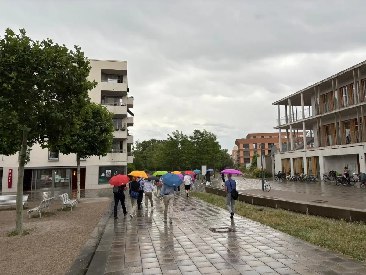 Eine Gruppe von Menschen mit bunten Regenschirmen