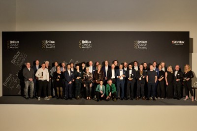 Viele Personen stehen vor einer schwarzen Leinwand