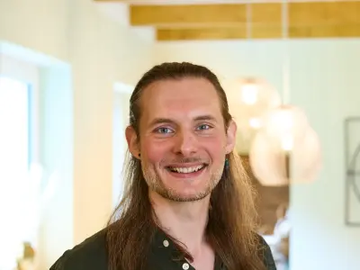 Sebastian lächelt in die Kamera.