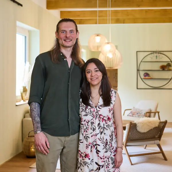 Yamel und Sebastian schauen in die Kamera