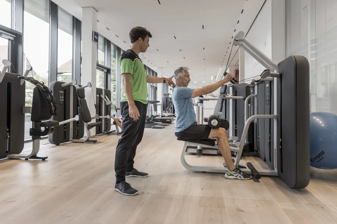Zwei Personen trainieren im B-Vital Fitnessstudio