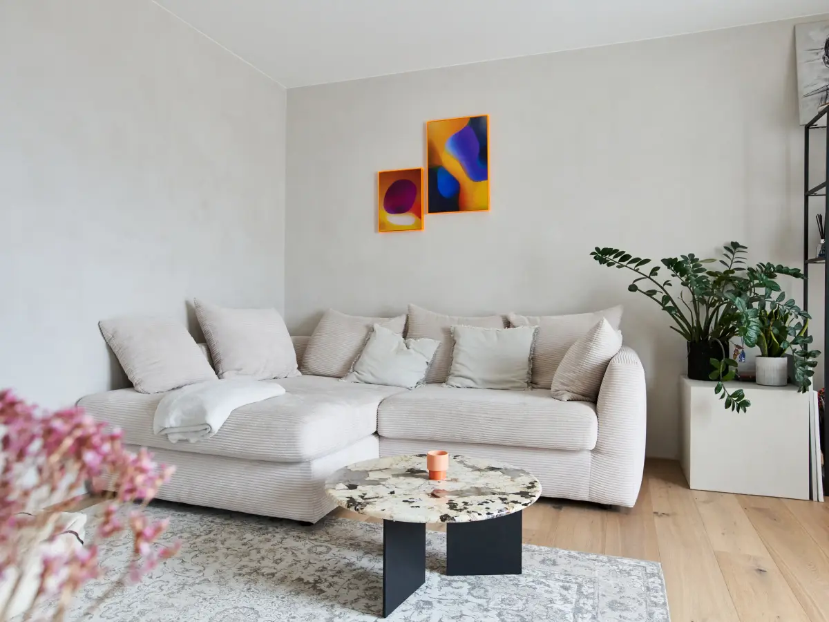 Wohnzimmer in hellen Cremetönen