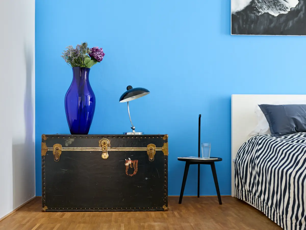 Offener heller Raum in Blau mit antiken Details