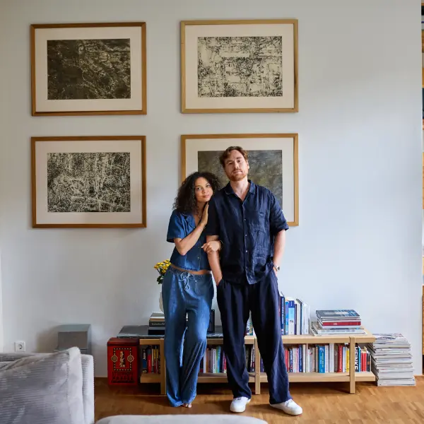 Joanna und Leon stehen vor einer Wand mit vielen Gemälden