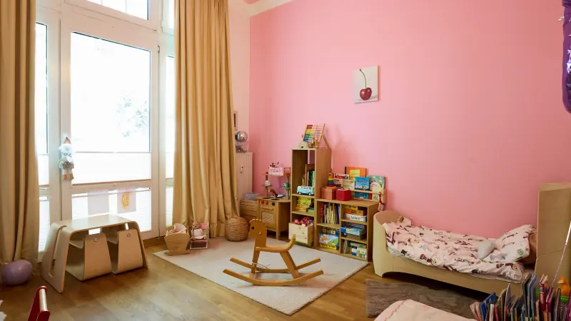 Kinderzimmer mit einer grünen Wand