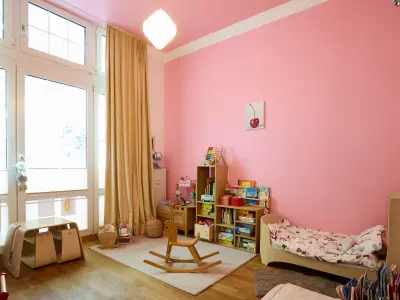Kinderzimmer mit einer grünen Wand