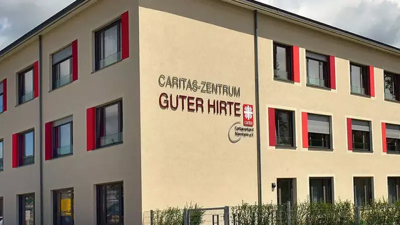 Ein braunes Gebäude von der Caritas