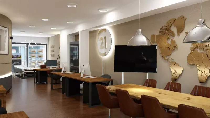 Raum mit Holztischen und Stühlen