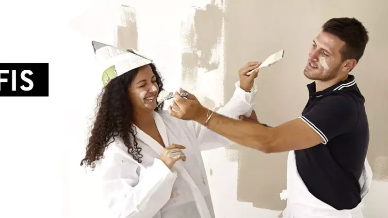 Mann und Frau mit Farbpinseln