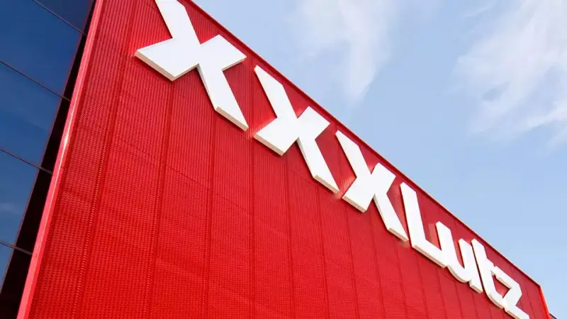 Möbelhaus mit Parkplatz und großem roten Stuhl