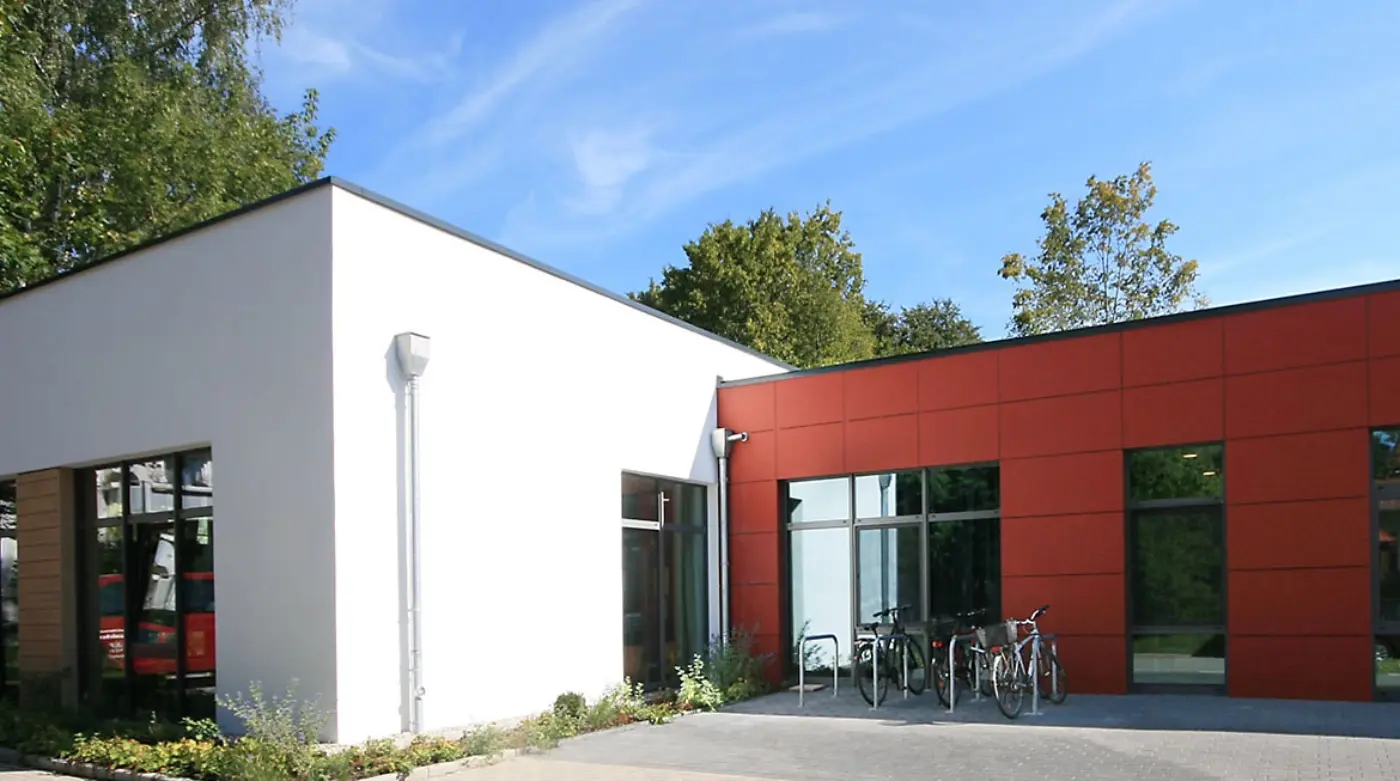 Ein Haus mit einer roten Wand