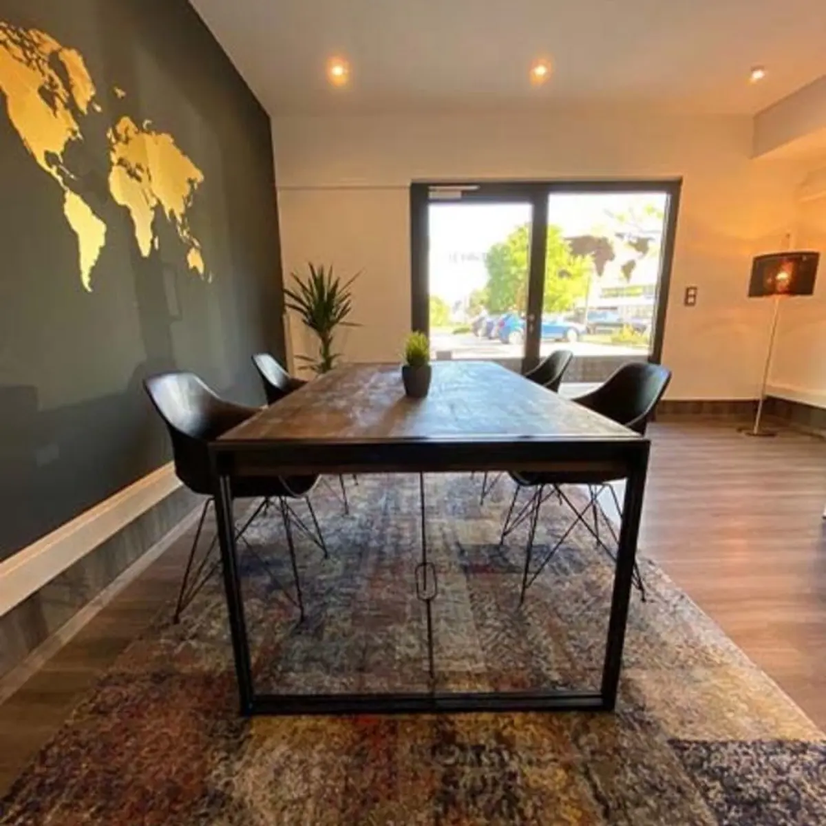 Holztisch mit vier Stühlen