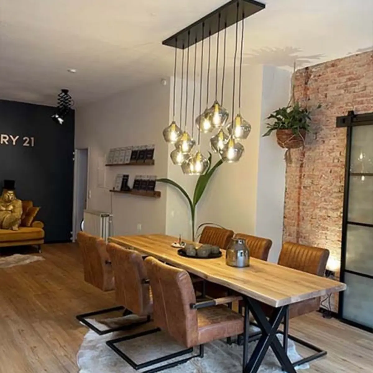 Holztisch mit großer Lampe