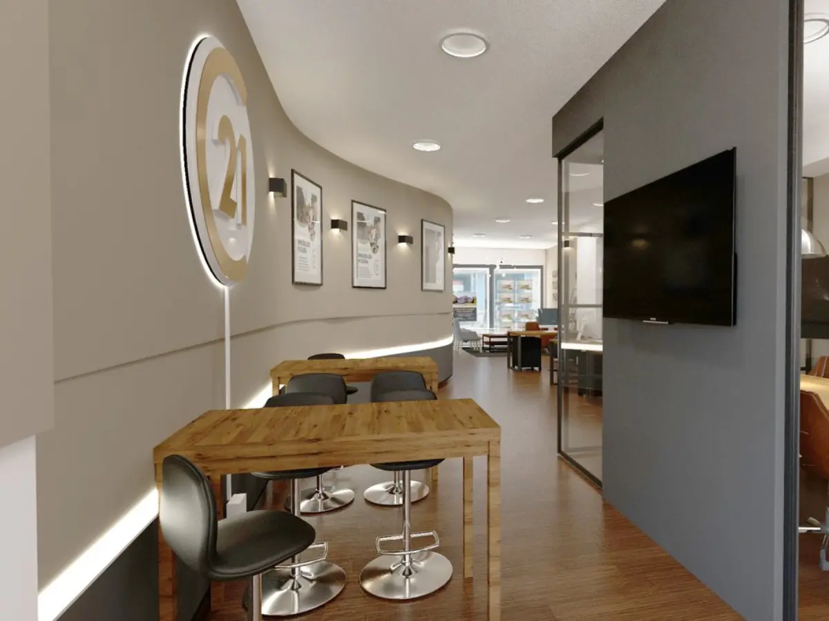 Flur vom Büro mit Holztischen