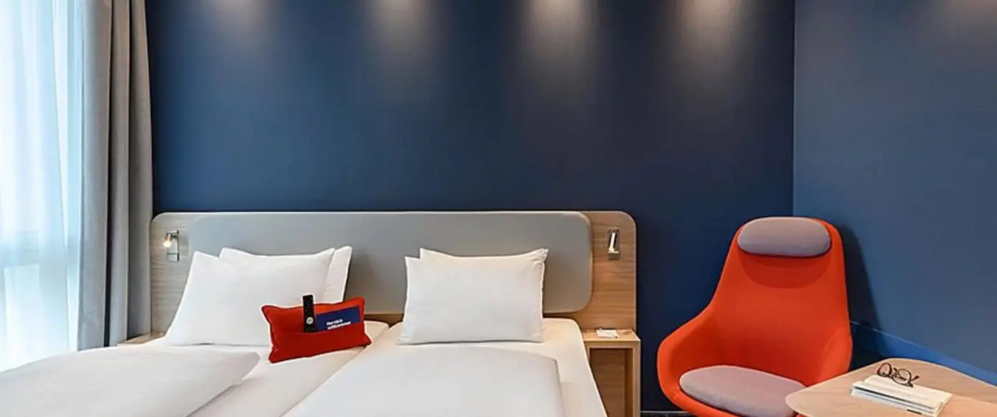 Hotelzimmer mit blauer Wand