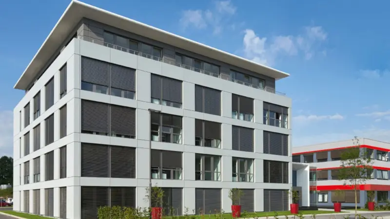 Großes graues Gebäude von Porta