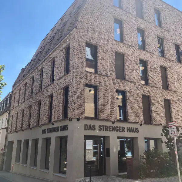 Großes Backsteingebäude mit vielen kleinen Fenstern