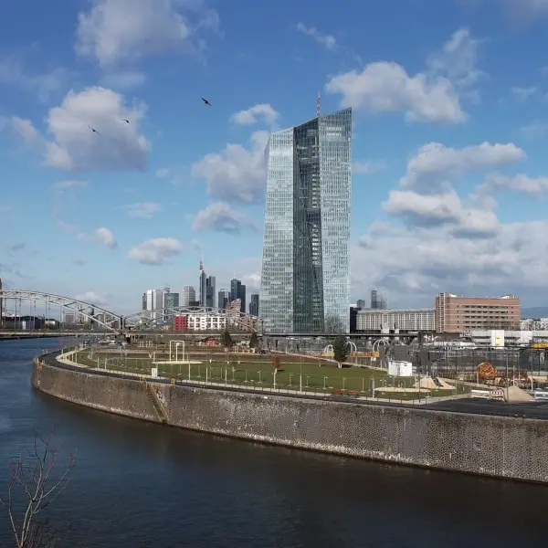 Gebäude der Europäische Zentralbank am Wasser