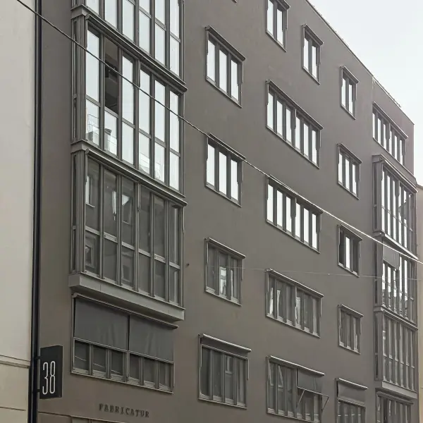 Graues Gebäude Fabricatur von außen