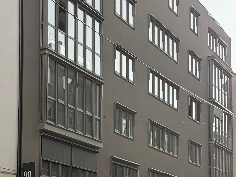 Graues Gebäude Fabricatur von außen