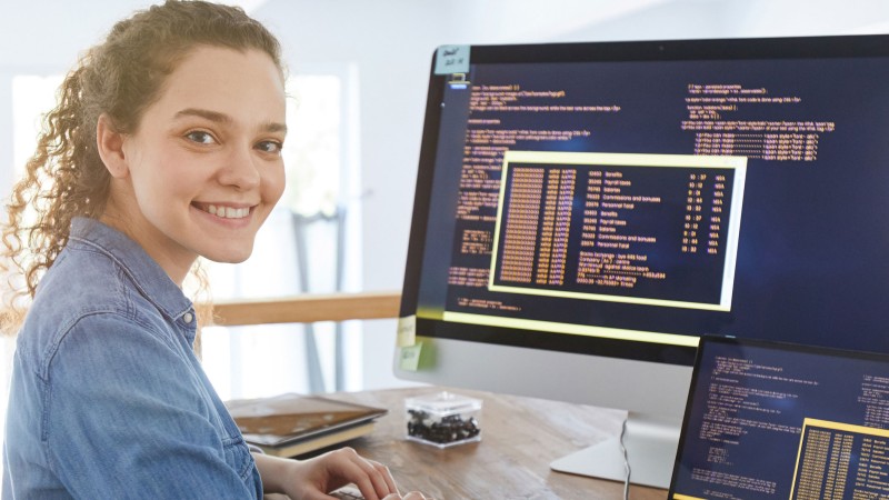Frau vor dem Laptop
