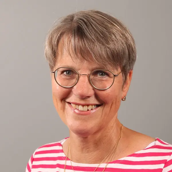 Frau mit Brille und kurzen Haaren