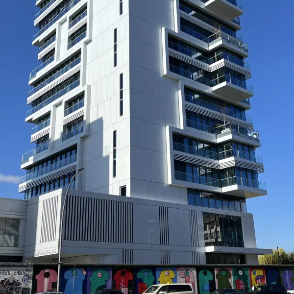 Weißes hohes Gebäude Living Levels