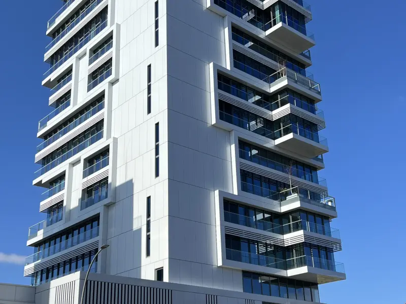 Weißes hohes Gebäude Living Levels