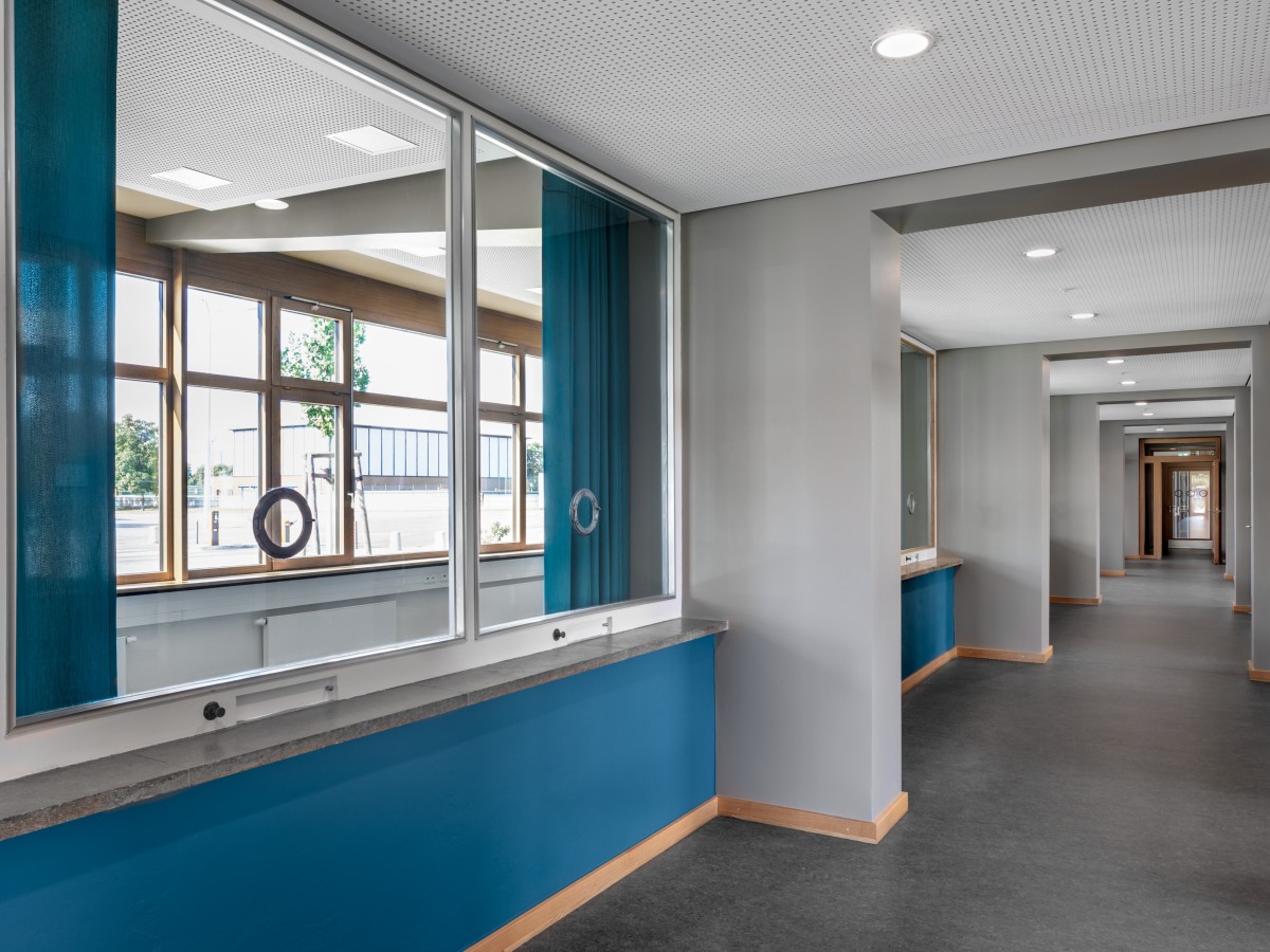 Gang mit türkisenen Vorhängen und Wand