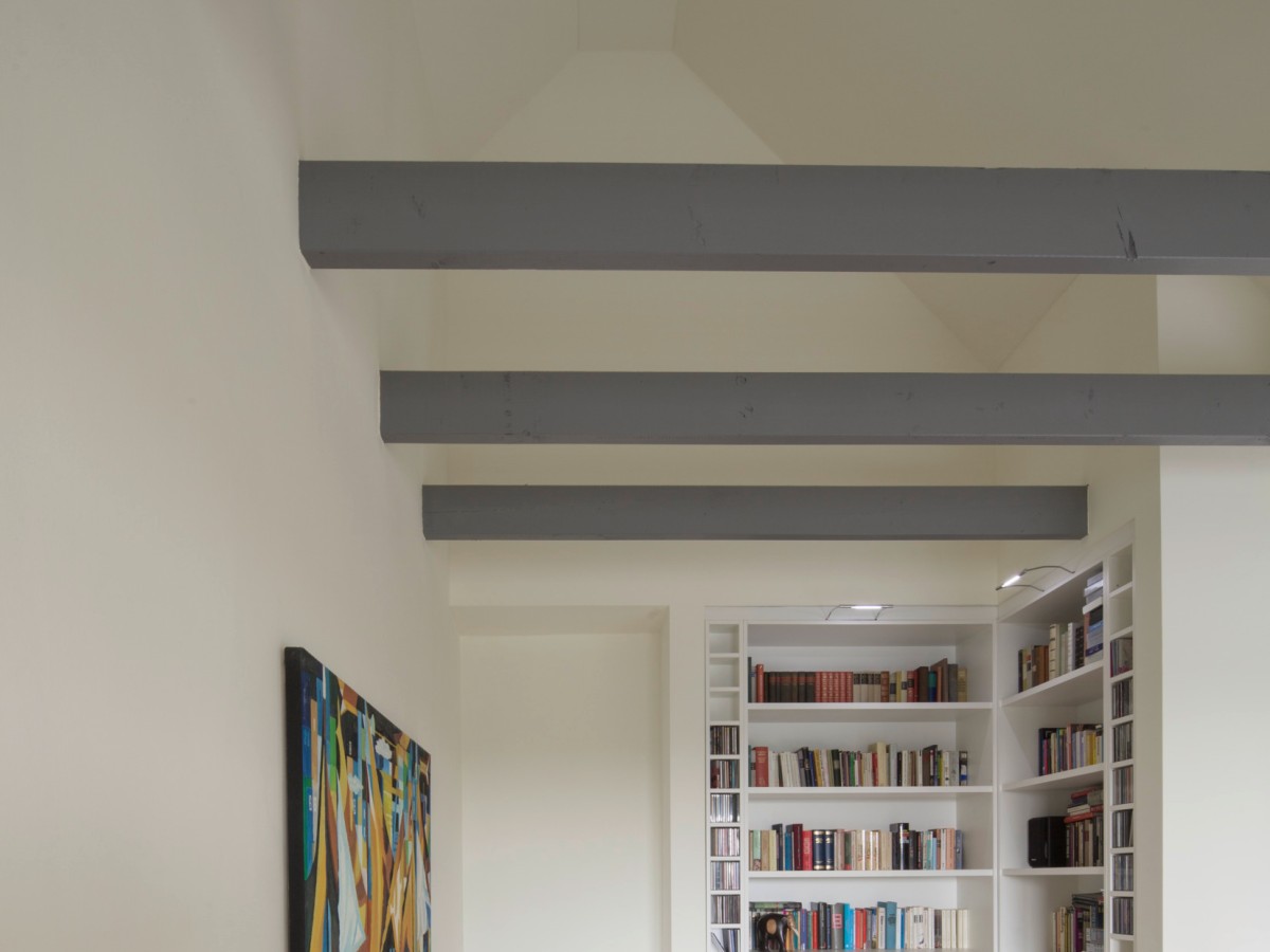 obere Etage mit Buchregal