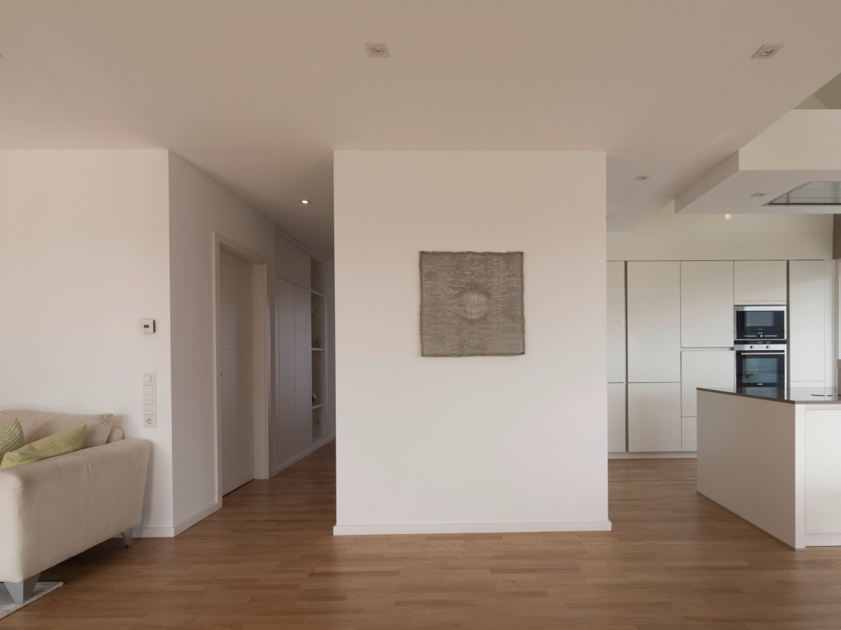 beiges Bild an der Wand