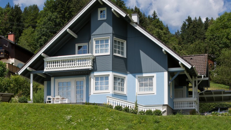 Blaues Landhaus inmitten der Natur